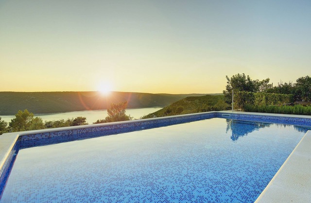 Villa con piscina, a solo 1 km de la playa; vista fantástica