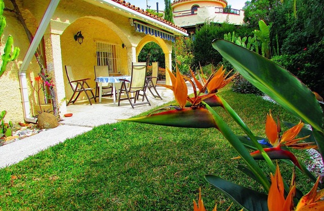 Casa de vacaciones independiente cerca de la playa con un jardín privado soleado