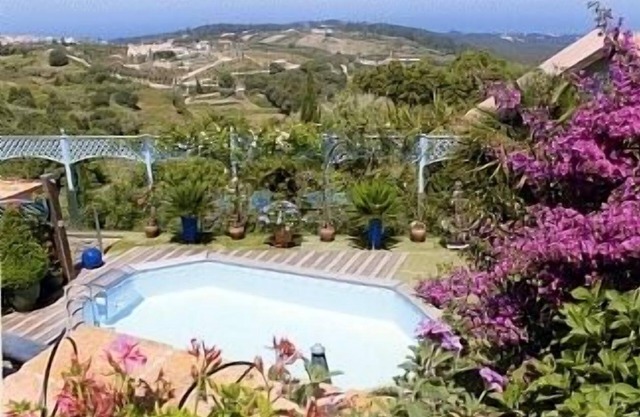 Villa con jardín privado y piscina e impresionantes vistas sobre el valle al mar