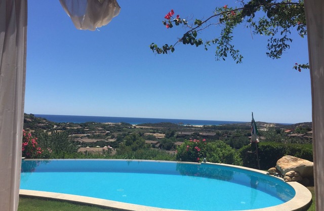 Villa con piscina privada y vistas divinas al mar a solo un paseo de la playa de arena