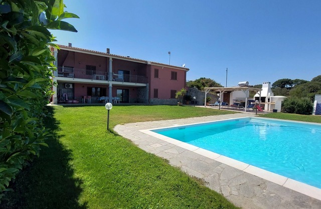 VILLA CON PISCINA A POCOS KM DEL MAR