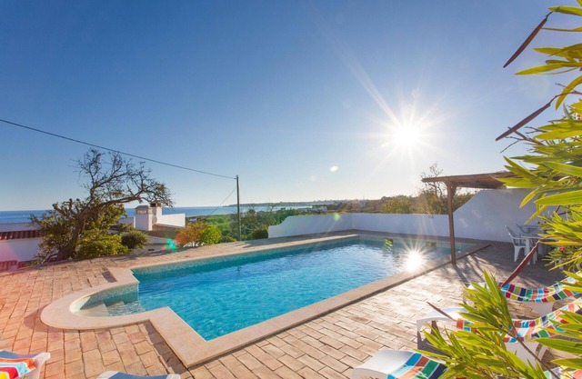 Villa con piscina privada y vistas al mar