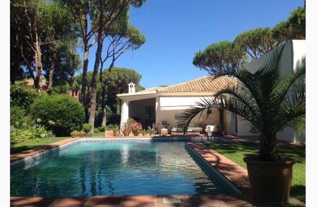 Chalet con piscina privada, dos porches a 600 m.de playa en pinar de costa