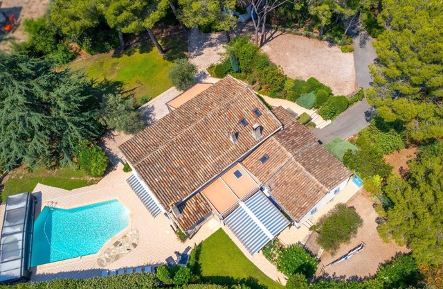 Villa with private pool in a quiet location close to town & beach