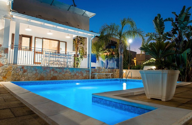 Villa con piscina privada wifi 150 Mt del mar 3 dormitorios 3 baños 10 lugares ob