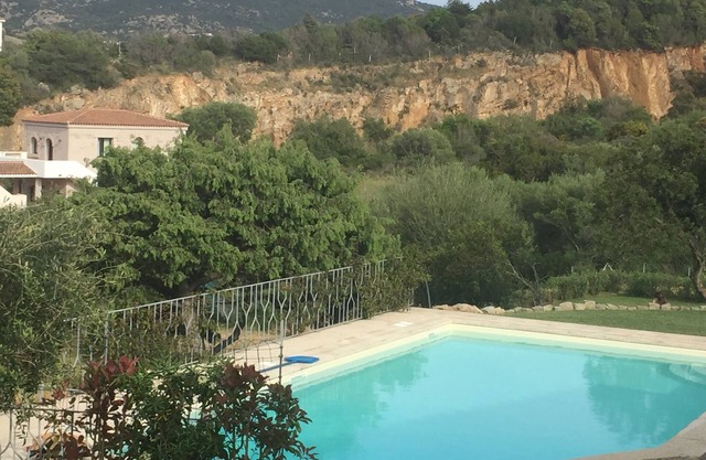 Villa con piscina con vistas al mar.