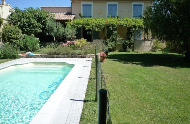 Casa con piscina en el pueblo provenzal cerca de la Isle sur la Sorgue