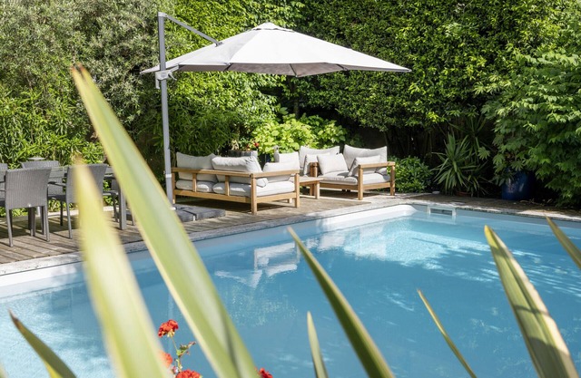 Villa con piscina en el centro de Burdeos, jardín tranquilo, aire acondicionado.