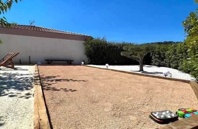 Villa with swimming pool for 12 people near hyères.