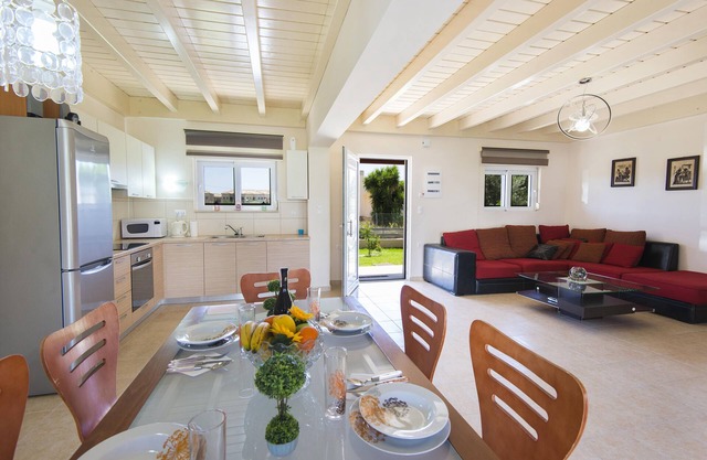 Villa con piscina cerca de la playa.