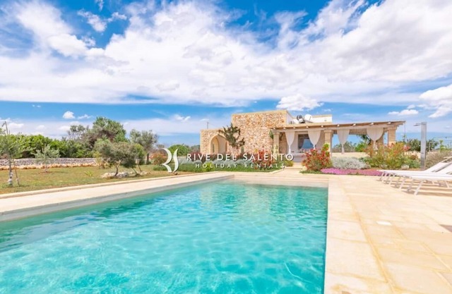 Villa with swimming pool and large garden 6 km from Pescoluse