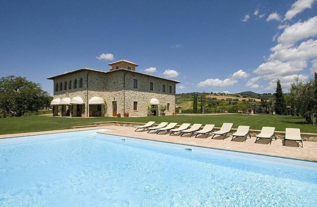 Villa Zenobia, fully refundable with voucher*: An elegant two-story villa surrounded by vineyards and olive groves, with Free WI-FI.