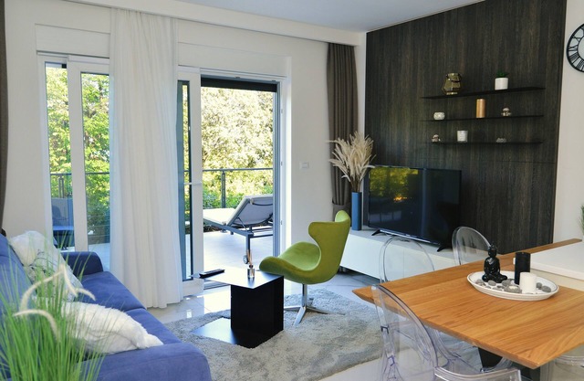 Villa Ziza con seis apartamentos de lujo, terraza en la azotea y piscina, garaje