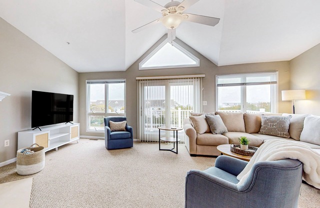 Villas of Beach Cove corner townhouse with pool & views - 1 mile to beach