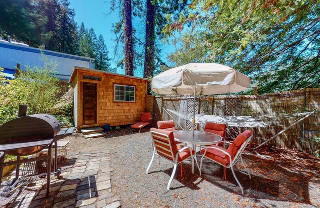 Vineyard cottage with a hot tub, fireplace, washer/dryer & vineyard views