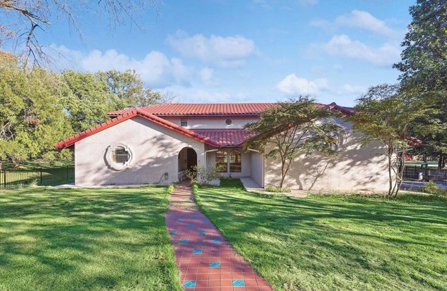 Spacious 40-Acre Ranch w/ Animals, Hot Tub & Games