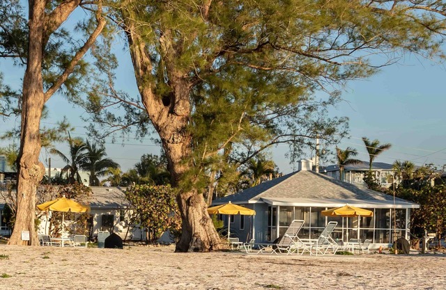 Anna Maria Island: Rare Historic Cottage Beachfront (Duplex) - perfecto para 2-4