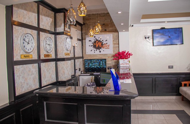 WAFFLES SUITES