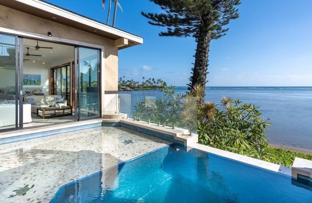 Wailupe Seaside 6BR by Gather: Beachfront w/ Luxury Guest House