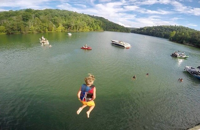 Cabaña frente al lago 'Wake Dreams', muelle privado cubierto, jacuzzi privado, capacidad para 30 personas