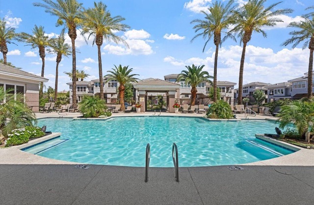 Spacious Serene Scottsdale condo, walk to golf. King bed.