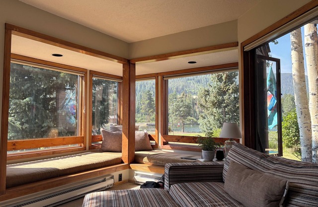 Lakeside Bliss. Wake up to tranquility. 2BR/2BA Sleeps 6. Private Patio