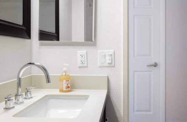 Wake Up to a Cozy, Carefully-Styled Apartment / Palm.