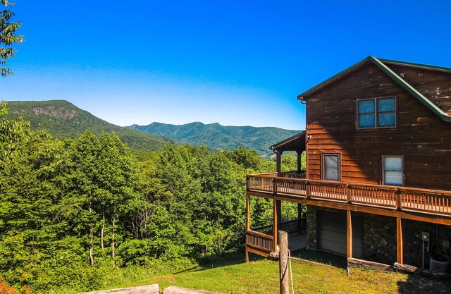 REST ASSURED-3 LEVEL LOG HOME W / MTN VIEWS, TABLA DE PISCINA, WiFi Y TINA CALIENTE!