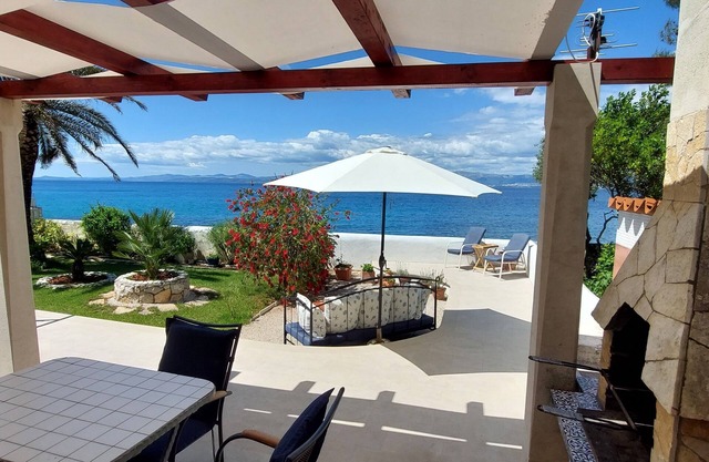 Despierta con el sonido de las olas y nadar en el mar cristalino.