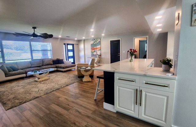 Walk to Beach Family Double Masters + 1 Bedroom Sparkling Clean + New Renovation