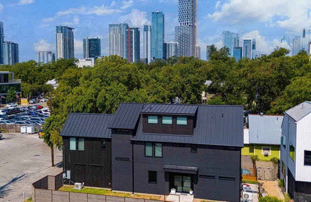 Walk to Downtown! Sleeps 18! MiniPutt + GameRoom!