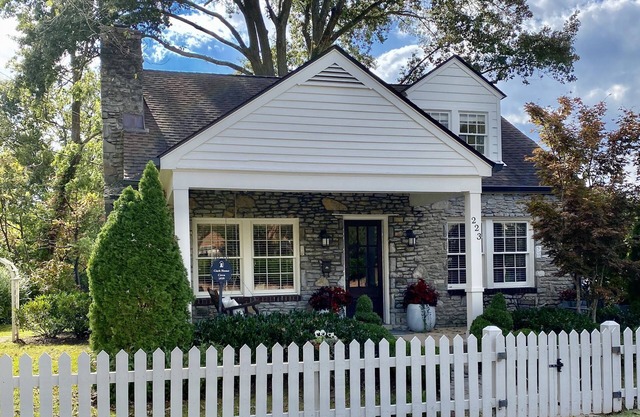 Walk to everything!! Cozy Stone Cottage in Downtown Historic District