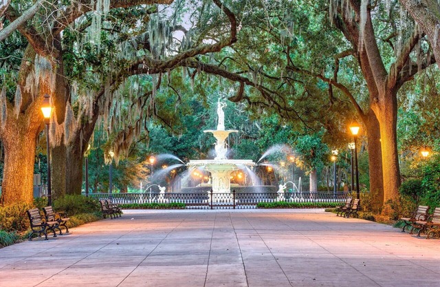 Walk to Iconic Forsyth Park! + Off Street Pkg-KingBed-1GBWfi-SmTV-FullKitch-W/D