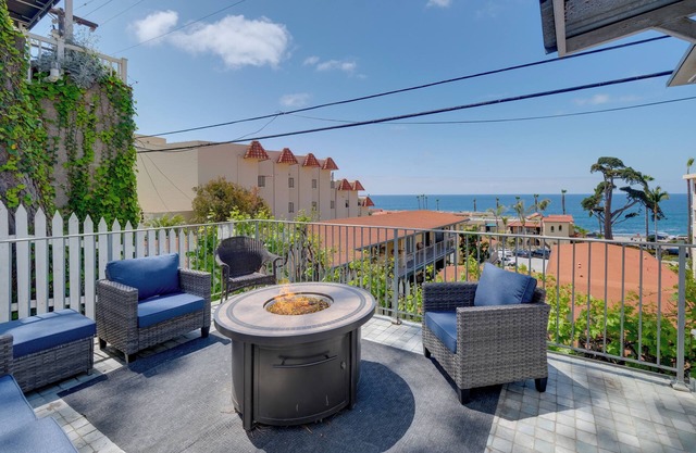Walk to La Jolla Cove: Dtwn Cottage w/ Ocean View!