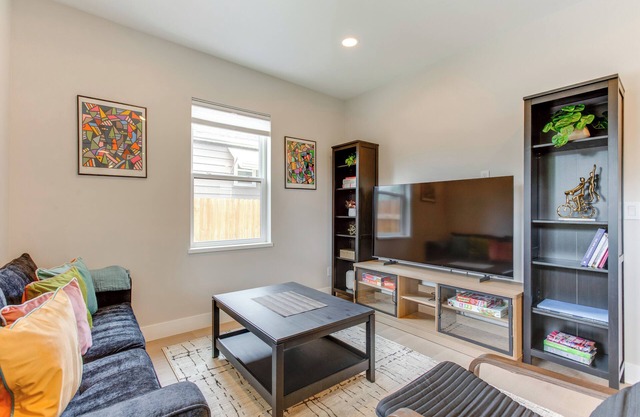 Walk to Med Ctrs & Dtwn Englewood: Modern Home