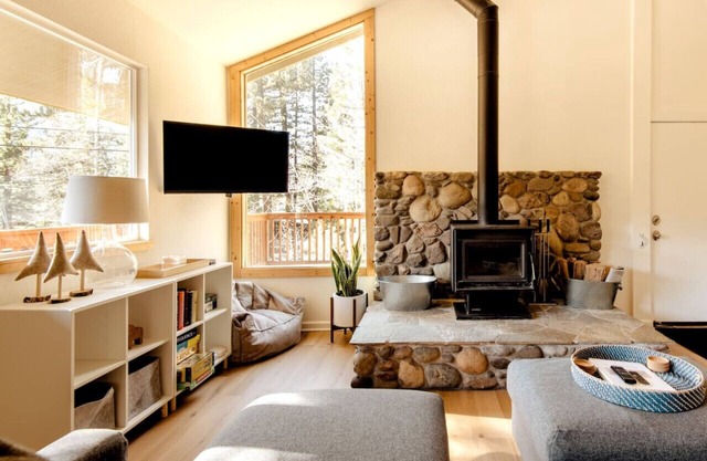 Walk to Palisades Village Pet Friendly 2BR Chalet