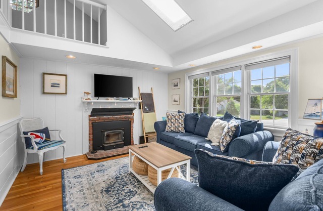 Walk to Pond, AC, Wifi, Dog Friendly, Quaint Yarmouth Cottage