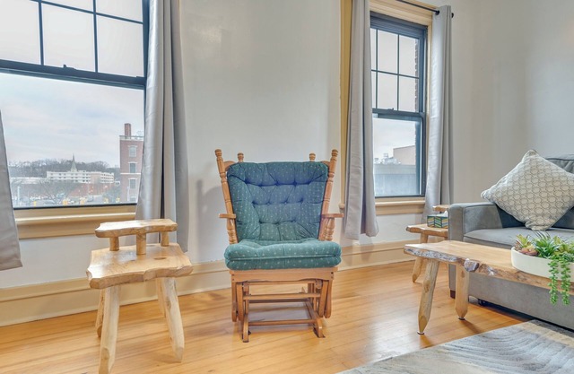 Walk to Proctor’s Theatre: Cozy Downtown Apartment