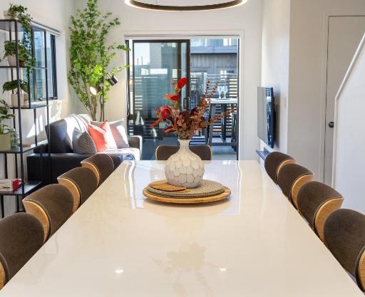 Walk to Riverside Market 4 bed 4 bath with car park