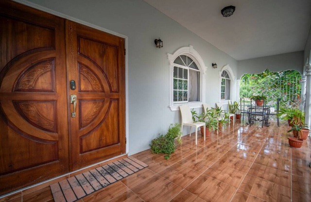 Walk to the Beach! Huge Dining Table - Botanic