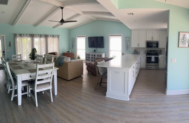 Just Renovated. Well Stocked! Serenity and Shelling Oasis. Walk to the Beach.