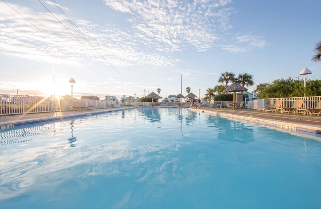 Mini golf de 18 hoyos + espectacular piscina al aire libre | Paseo a la playa