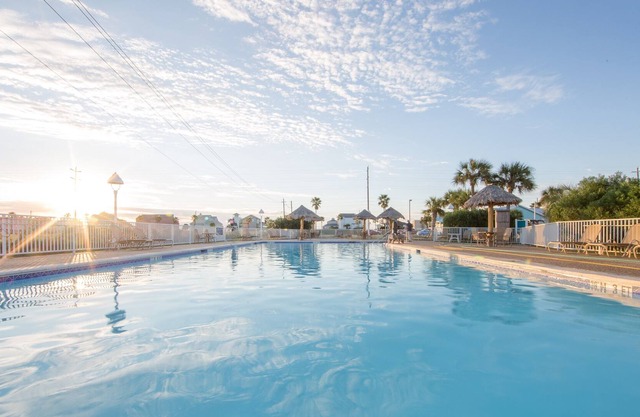 Playa al otro lado de la calle | Mini golf de 18 hoyos + piscina espectacular al aire libre