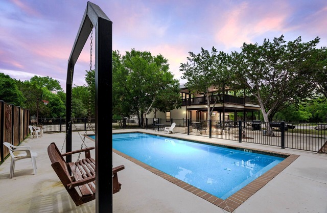 Walk to THE Frio River-access included + private swimming pool, basketball & huge outdoor space