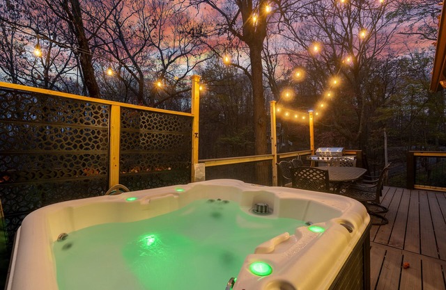 Walk to the Smokies! Hike, King Beds, Hot tub, Dogs Welcome, Bears, Game Room