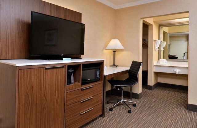Walk to the Walk of Fame from This Comfy Hollywood Space!