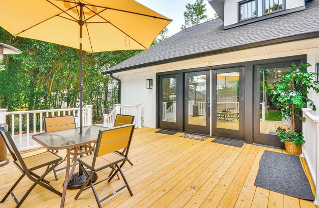 Walk to Uptwn Lexington: Modern Retreat w/ Porch!