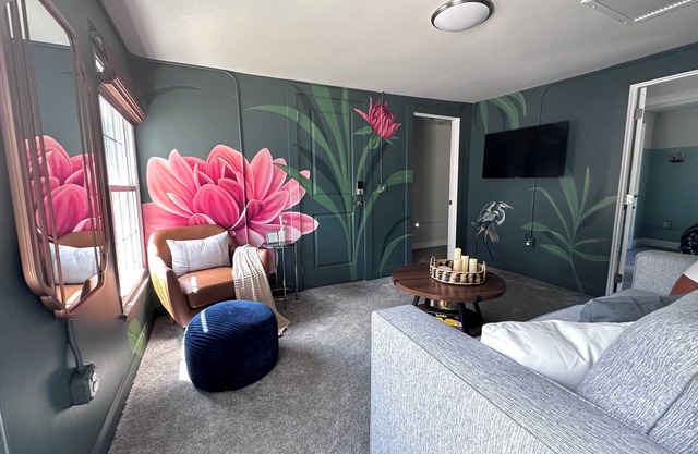 New hot tub & outdoor TV! 3 bedroom apt dwntn Middletown, across from Wesleyan