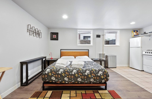 Walk2UW, PrivateSuite w/Bath, FREE Parking,TV, WiFi