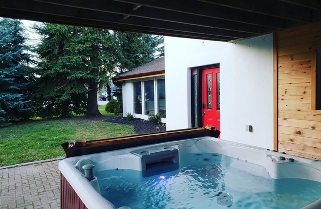 Walking distance to village! HOT TUB & SAUNA
